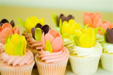 Tulip Cupcakes Tutorial A Great Mothers Day Treat Kim Becker Aka