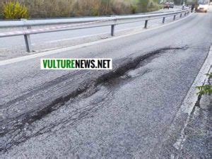 Potenza Melfi Grave Dissesto Del Manto Stradale Chiusa Questa Uscita