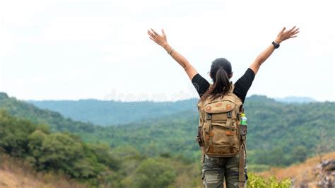 Mochila De Una Mujer Asiática Excursionista Levantando Las Manos Alegre