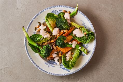 Bagte Søde Kartofler Med Stegt Broccoli Og Krydderyoghurt Opskrift