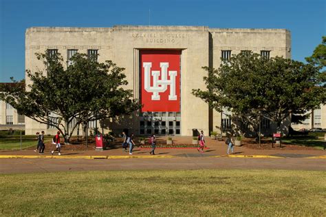 UH moves up, Texas Tech down: How Texas colleges did on the latest national ranking