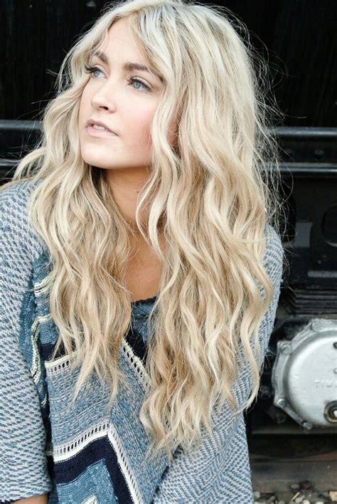 15 Alluring Wavy Hairstyles for 2020 - Pretty Designs