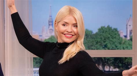 Holly Willoughby Looks Beautiful In Envy Inducing Private Bedroom Photo