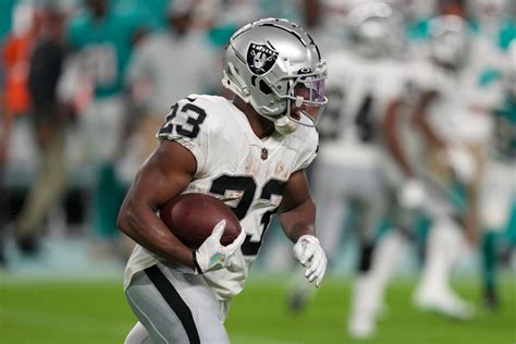 Las Vegas Raiders Surprisingly Cut Veteran Running Back