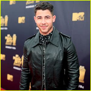 Nick Jonas Goes Solo on MTV Movie & TV Awards Red Carpet | 2018 MTV ...