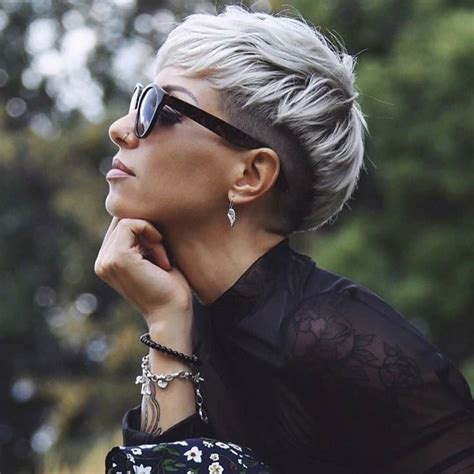 Pixie Short Hairstyles 2021 Female Over 50 / CarrÃ© plongeant : 15 modÃ¨les tendances de 2020 ...