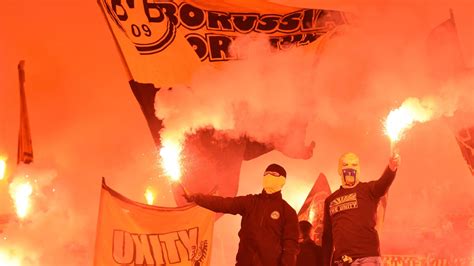 Borussia Dortmund Fans Trafen Pressevertreter Mit Pyrotechnik