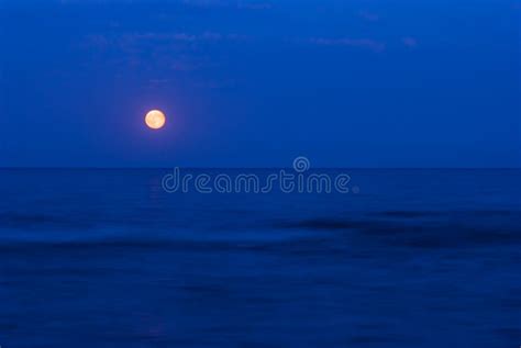 Luna Llena Sobre El Mar Foto De Archivo Imagen De Tarde 42504978