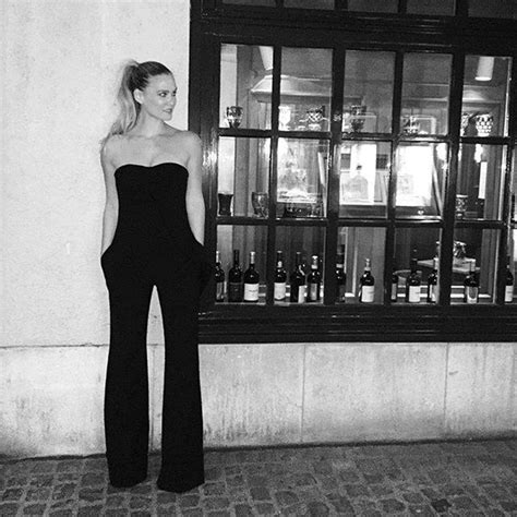 Bar Refaeli Mostra Il Pancino Sui Social Le Foto Giornale Di Sicilia