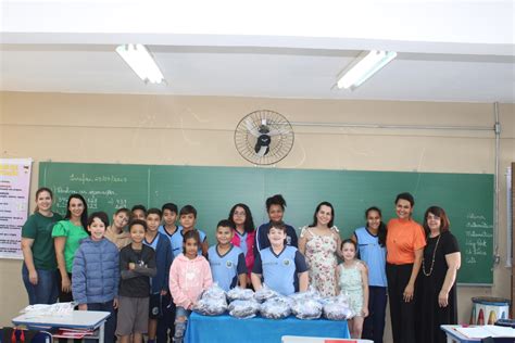 Munic Pio De Mira Estrela Entrega Kits De Uniformes Para Os Alunos Da