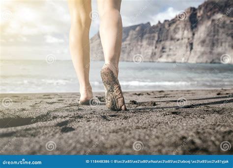 Donna Che Cammina A Piedi Nudi Su Una Spiaggia Ispirazione Di Estate