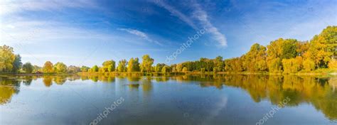 Paisaje idílico del lago otoñal con reflejo de agua. Reflejos perfectos ...