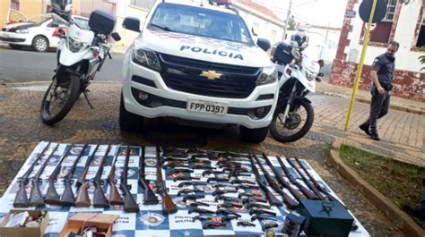 Pm Prende 2 Homens Com Joias E Armas Roubadas De Casa De Colecionador