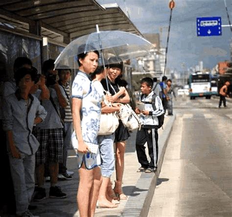 女子身上画旗袍当衣服走在大街上路人并无察觉挤上公交却尴尬了