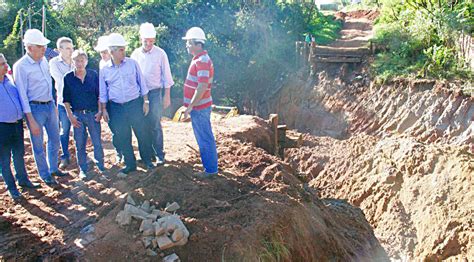 Reinaldo Azambuja entrega viaturas e visita obras em Ponta Porã