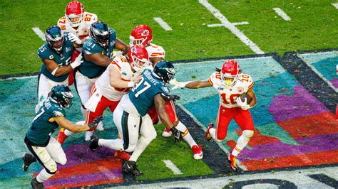 The Nfl World Cant Get Over How Hard Chiefs Rb Isiah Pacheco Runs