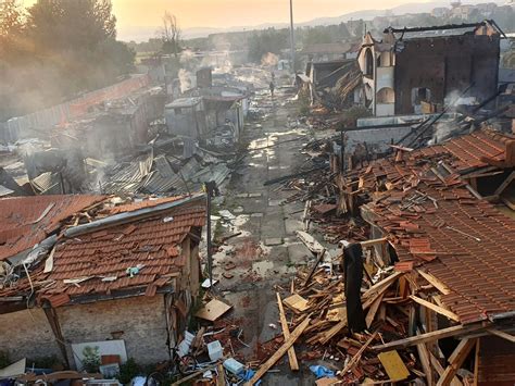 Incendio Nella Notte A Torino Distrutto L Ex Campo Rom Di Strada Della