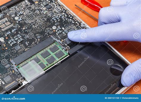 how to install battery in laptop