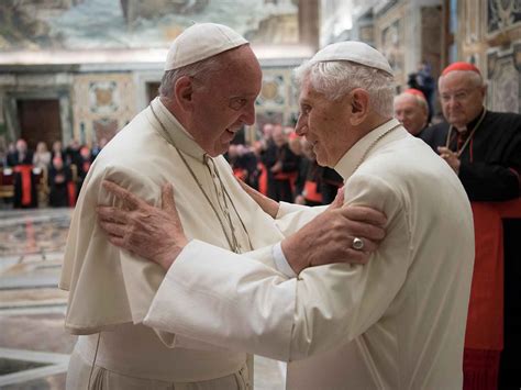 Los aprietos de la cohabitación papal la sombra de Ratzinger planea