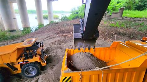 Excavator Muat Pasir Ke Dump Truk Simulasi Rc Excavator Huina