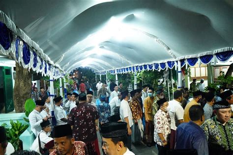 Haul Ke 19 Mengenang Kecintaan Almaghfurlah KH Cholil Bisri Kepada Santri