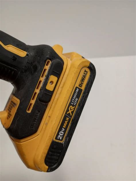 Dewalt 20v Cordless Hammer Drill W 2ah Dcb203 Battery Dcd709