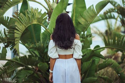 Espalda De Mujer Con Elegante Vestimenta De Playa Al Aire Libre Frente