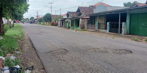 Jalan Rusak Tak Kunjung Diperbaiki Warga Bakal Demo Pemkab Karawang