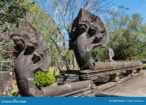 Serpentlike Snake Creature Phaya Naga Standbeeld In Khmer Ruins Wat