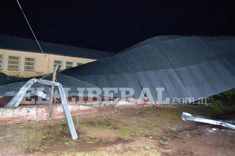 Violento Temporal De Viento Y Lluvia En A Atuya Cerca De Las