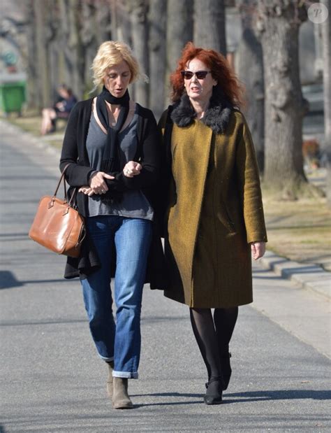 Photo Sandrine Kiberlain et Sabine Azéma lors de l inhumation d Alain