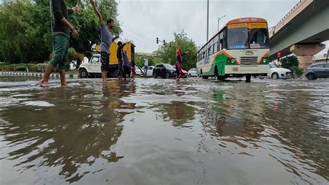 Rain In Delhi दिल्ली Ncr के कई इलाकों में बारिश से सड़कों पर जलभराव कई इलाकों में लगा भीषण