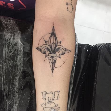 Tatuagem Flor De Lis Inspira Es E Significado Para Voc Arrasar