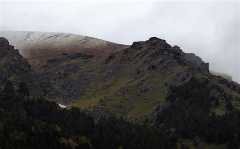 Fotografía de la montaña hermoso clima brumoso atmósfera mística