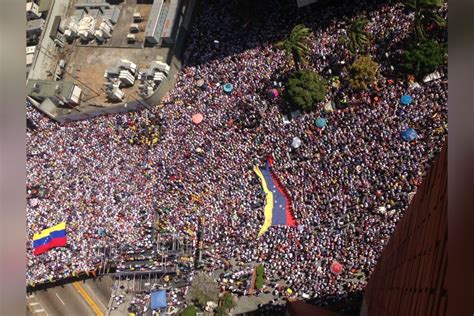 Miles De Venezolanos Protestan En Caracas En Apoyo A La Victoria Opositora