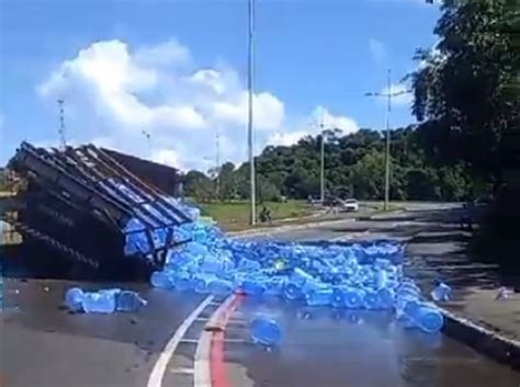 V Deo Avenida De Salvador Fica Interditada Ap S Caminh O Tombar