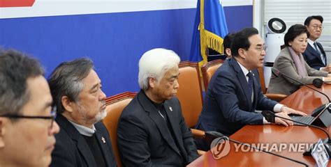 이태원 참사 유가족협의회 간담회에서 발언하는 박홍근 원내대표 연합뉴스