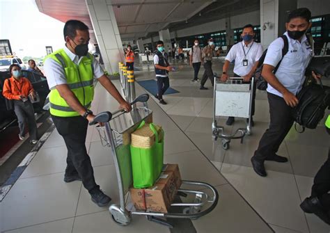 Dirut Pt Angkasa Pura Ii Layani Penumpang Pesawat Di Bandara