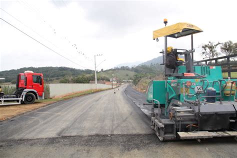 Rua Tiroleses trecho 2 começa a receber asfalto em Timbó Misturebas News