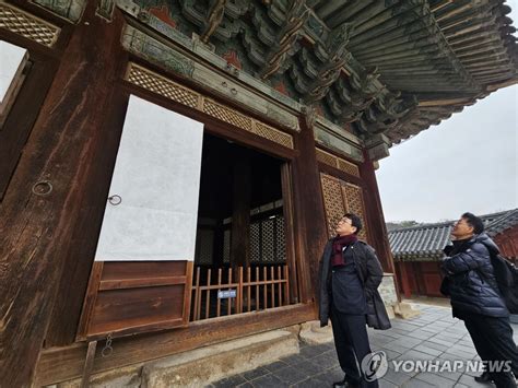 창경궁 명정전 단청 점검하는 최응천 문화재청장 연합뉴스