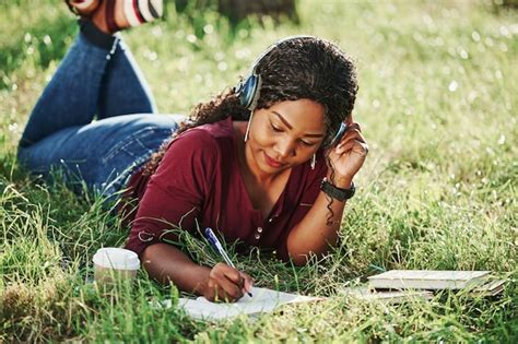 Premium Photo Cheerful African American Woman In The Park At Summertime