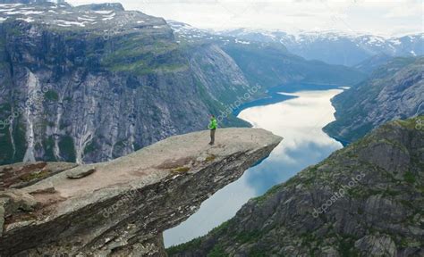 Una Imagen Vibrante Del Famoso Lugar De Senderismo Noruego Trolltunga