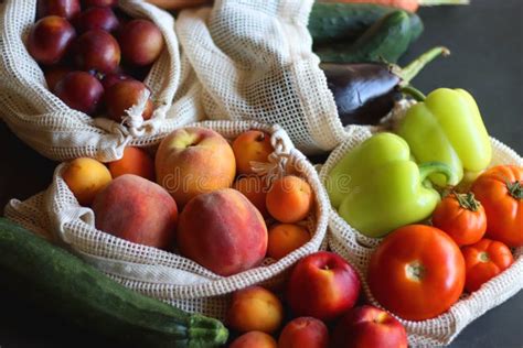 Frutas Y Verduras En Bolsas Reutilizables Foto De Archivo Imagen De