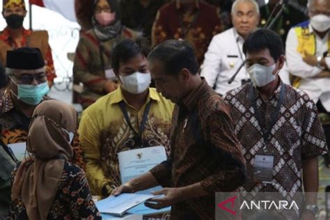 Petani Dan Kelompok Masyarakat Terima Sk Perhutanan Sosial Antara