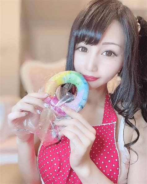 向日葵めいさんのインスタグラム写真 向日葵めいinstagram 「 🍩 🌈 😋 💗 レインボーのドーナツ可愛いかった♡♡ クリームたっぷりのも美味しかった💕 作りましたー♡って言いたい