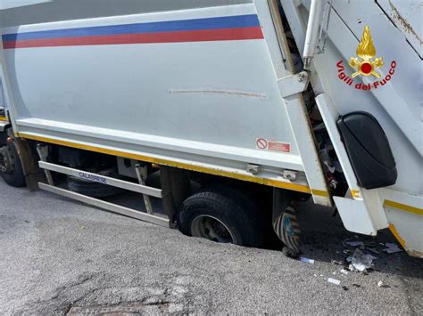 Potenza Cede Manto Stradale Compattatore Rimane Bloccato Basilicata