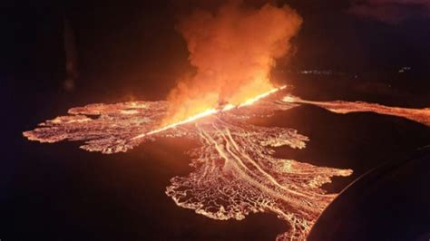 Nach Vulkanausbruch Auf Island Lava L Uft Auf Parkplatz Der Blauen