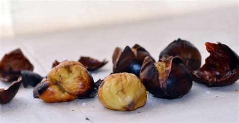 Castagne Arrostite Sul Fornello A Gas Sud Italia In Cucina