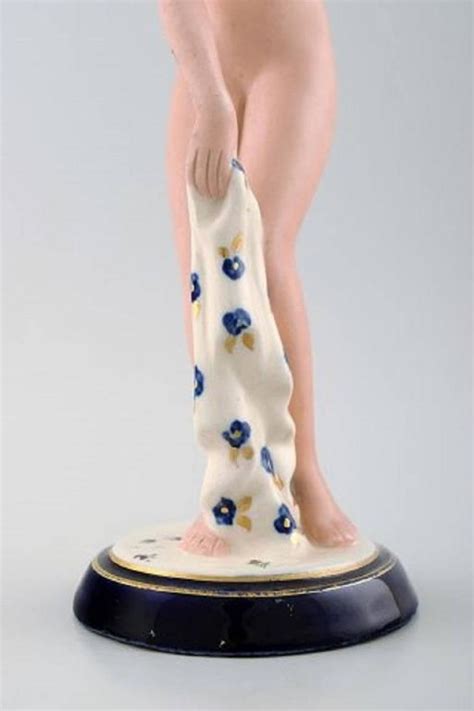 Royal Dux Naked Woman Porzellan Art déco im Angebot bei 1stDibs