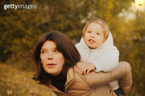 Mother Daughter Bond Outdoors Love In Autumn 이미지 1691234363 게티이미지뱅크